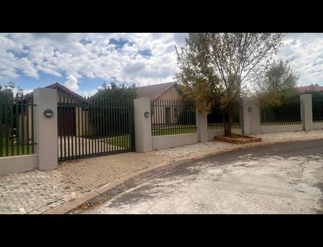 3 BEDROOM HOUSE FOR SALE IN KOSMOSPARK